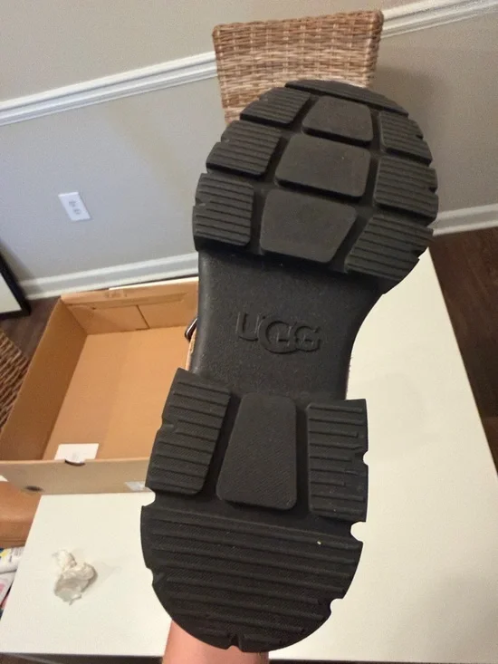 UGG Ashton short Suede Lug Sole Ankle Booties in San size 9 EUC - Picture 13 of 13